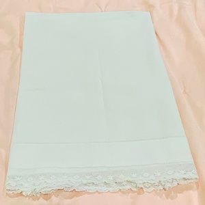 D2-Vintage Luncheon Chantilly Lace Trimmed Heirloom Tablecloth